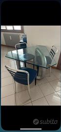 Tavolo in vetro triangolare con 3 sedie