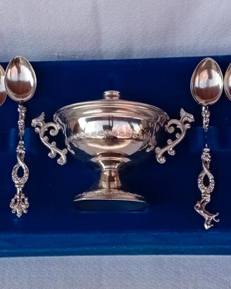  6 cucchiaini e zuccheriera coordinati.