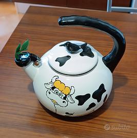 Teiera o versa latte in latta smaltata mucca