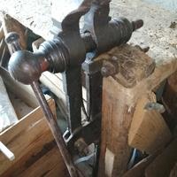 Morsa da banco antica con piede