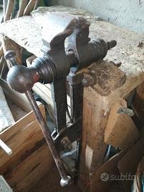 Morsa da banco antica con piede