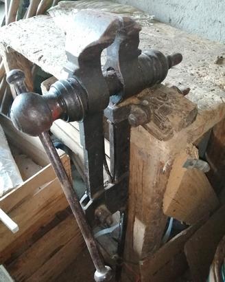 Morsa da banco antica con piede