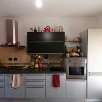 Cucina Veneta Cucine grigia con elettrodomestici