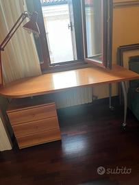 Scrivania in legno con cassettiera
