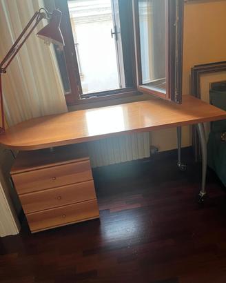 Scrivania in legno con cassettiera