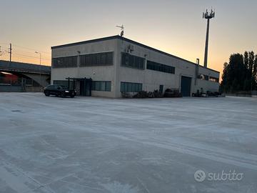 Capannone per carpenteria metallica attrezzato