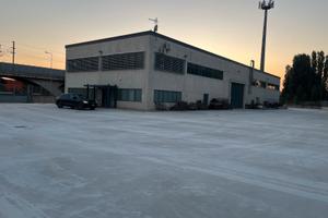 Capannone per carpenteria metallica attrezzato