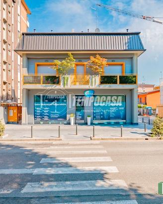MERAVIGLIOSO ATTICO CON BOX E DOPPI SERVIZI IN ZON