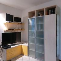 Mobile ad angolo con vetrina