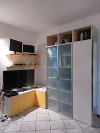 Mobile ad angolo con vetrina