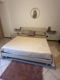 Cornice letto matrimoniale + comodino