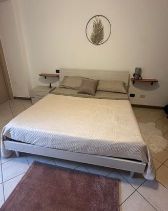 Cornice letto matrimoniale + comodino