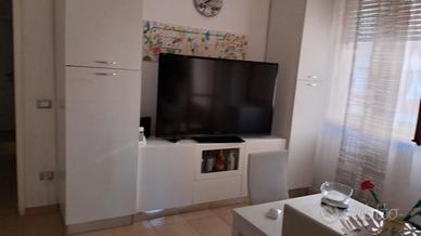 Parete attrezzata  con frigo e congelatore