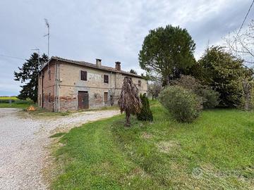 Rustico / Casale di 400 m² con più di 5 locali e b