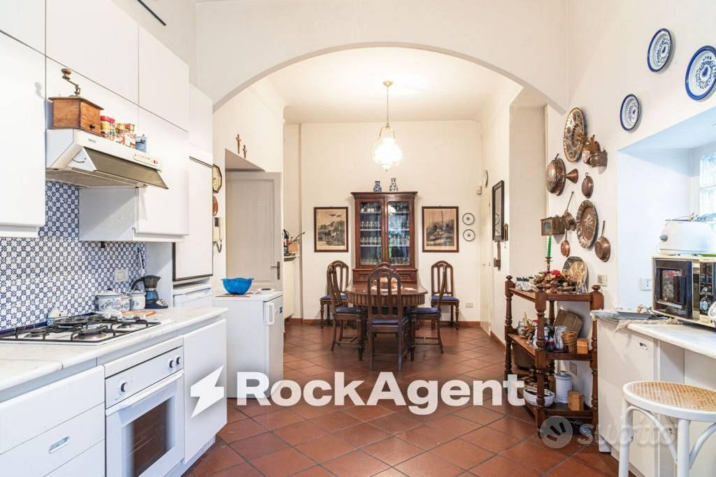 Villa di 804 m² con più di 5 locali e box auto a V - Vista 6