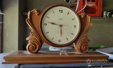Vecchio orologio legno Vintage