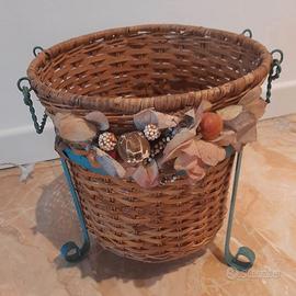 Porta vaso in ferro battuto e vimini con fiori