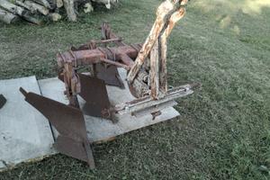 Aratro trivomere