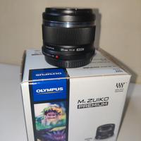 Olympus M.Zuiko Digital Obiettivo 25mm 1:1.8