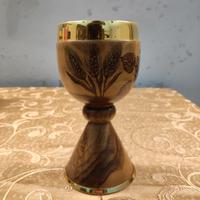 calice in legno e oro con i simboli eucaristici
