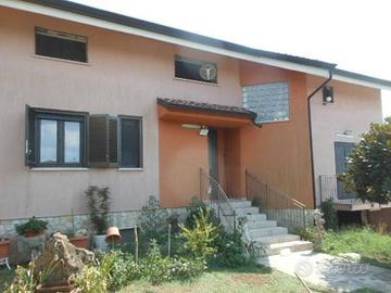 Villa di 300 m² con più di 5 locali e box auto dop