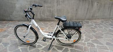 Bici a pedalata assistita VIVOBIKE bianca ruote 26