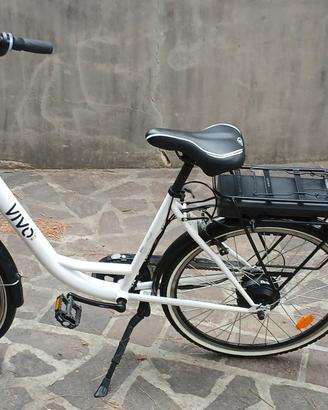 Bici a pedalata assistita VIVOBIKE bianca ruote 26