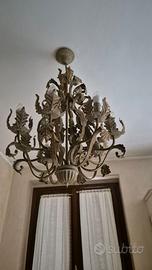 Lampadario in ferro battuto con foglie