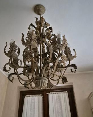Lampadario in ferro battuto con foglie