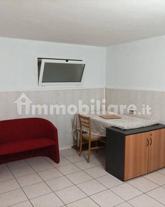 Locale seminterrato adatto a vari usi
