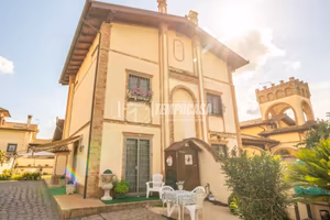 VILLA BIFAMILIARE CON PISCINA AD ANGUILLARA SABAZI