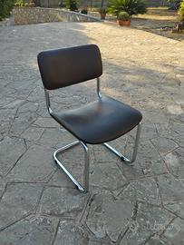 Sedie modello cantilever