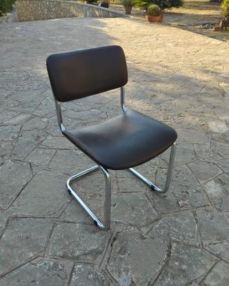 Sedie modello cantilever