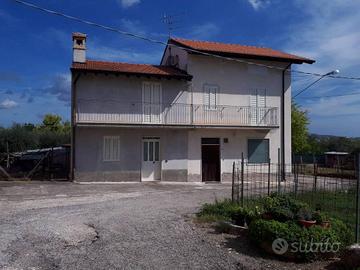 Casa indipendente di 480 m² con 5 locali e box aut