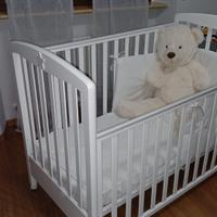 Lettino Cuoricini con cassetto e ruote bianco.