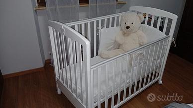 Lettino Cuoricini con cassetto e ruote bianco.