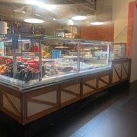 Bancone con attrezzature varie e frigoriferi