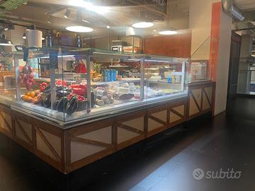 Bancone con attrezzature varie e frigoriferi