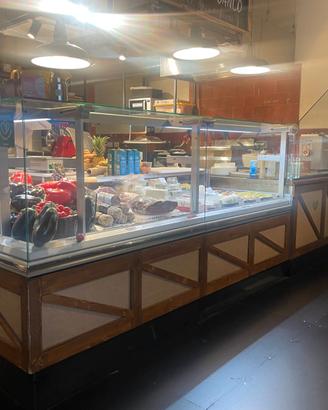 Bancone con attrezzature varie e frigoriferi