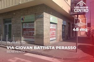 Locale con 4 vetrine in centro