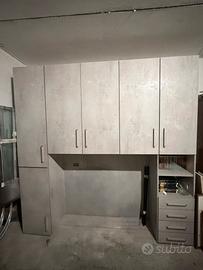 Armadio grigio pietra