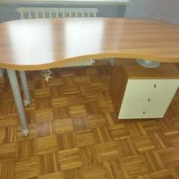 scrivania con cassettiera 