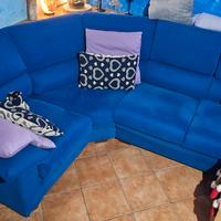 Divano angolare blu, comodo e accogliente 