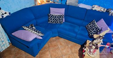 Divano angolare blu, comodo e accogliente 