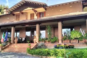 Villa di 500 m² con più di 5 locali e posto auto a