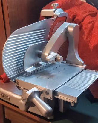 affettatrice  professionale lama da 30 cm.   380 v