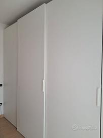 Armadio in legno massiccio venato bianco
