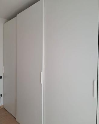 Armadio in legno massiccio venato bianco