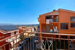 Colonna: appartamento ampia metratura con balcone