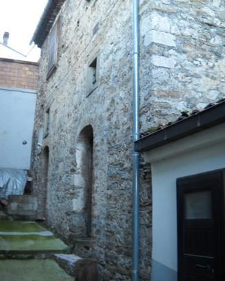 Casa rustico fabbricato rurale stalla